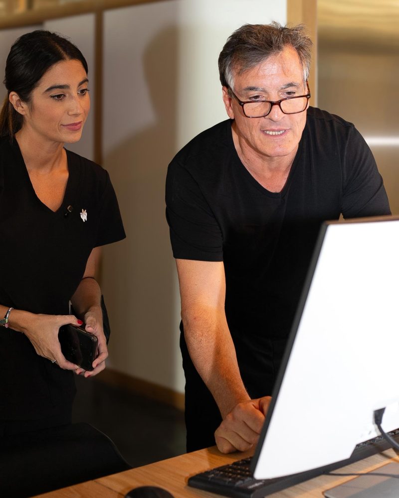 doctores-mirando-ordenador