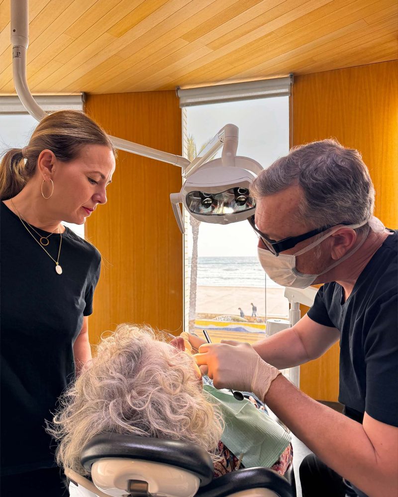 doctores-trabajando-anciana