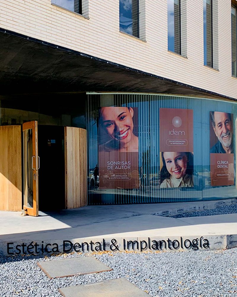 fachada-con-carteles