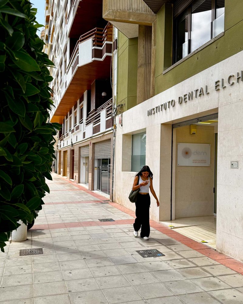 idem-elche-exterior-con-arbol