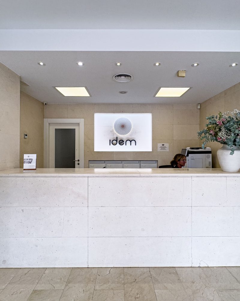 idem-interior-recepcion-con-logo
